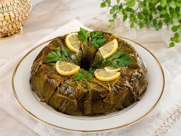 Keks qəlibində yarpaq dolması resepti