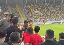 4 yaşlı “Fənərbağça” azarkeşinin formasını çıxartdırdılar – Matçda qalmaqal - <span class="color_red">(Video)</span>