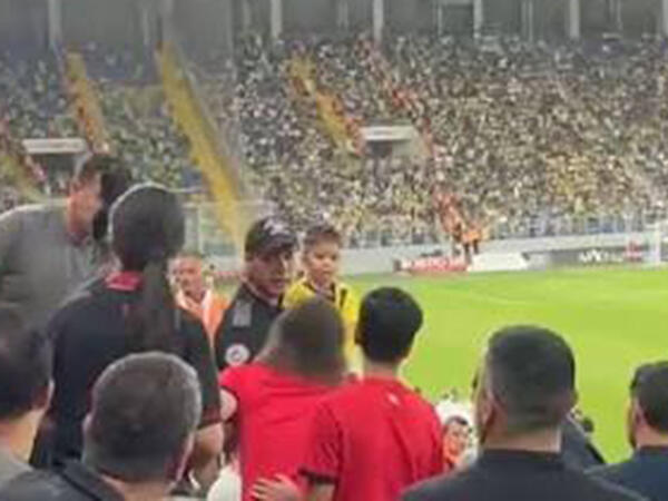 4 yaşlı “Fənərbağça” azarkeşinin formasını çıxartdırdılar – Matçda qalmaqal - <span class="color_red">(Video)</span>