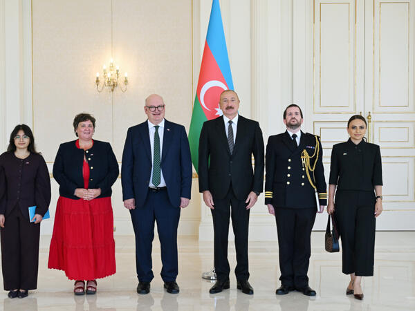 Prezident Böyük Britaniyanın Azərbaycanda yeni təyin olunmuş səfirinin etimadnaməsini qəbul edib - <span class="color_red">(Foto)</span>