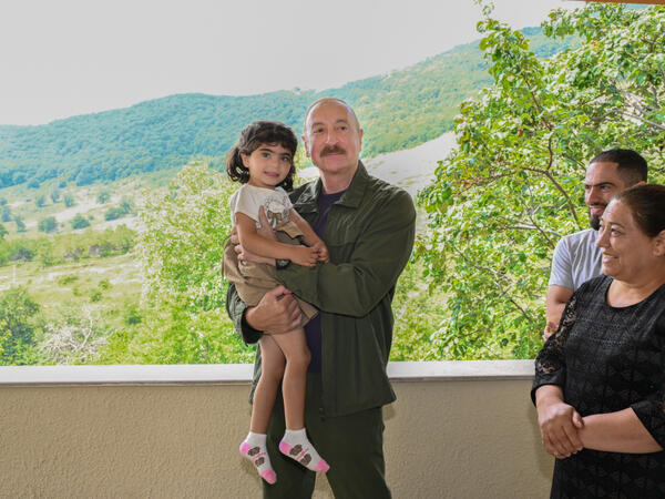 Prezident Gülərin ailəsinə traktor hədiyyə etdi - <span class="color_red">(Video)</span>