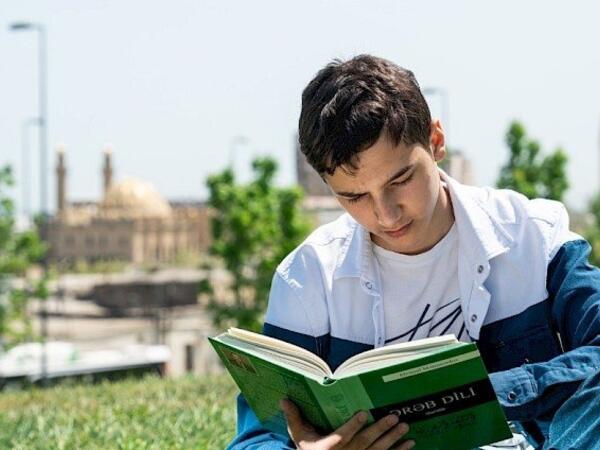Bu universitet müəllimlik oxuyan oğlan tələbələrə pul verəcək