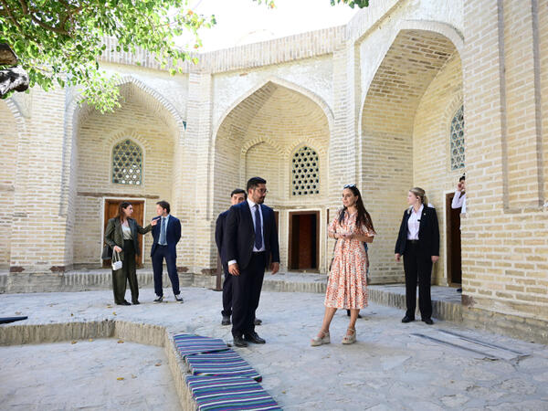 Leyla Əliyeva ilk Buxara Biennalesinin əsərləri ilə tanış olub - <span class="color_red">(Foto)</span>