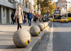 Küçədki beton kürələrin əsl məqsədi üzə çıxdı