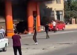 Yanan maşını yanacaqdoldurma məntəqəsindən belə uzaqlaşdırdı - <span class="color_red">(Video)</span>