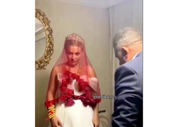 Gəlindən qayınatasının ayağını öpməsini istədi - <span class="color_red">(Video)</span>