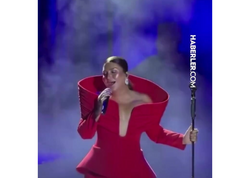 Sibel Canın səhnə geyimi müzakirələrə səbəb oldu – <span class="color_red">(Video)</span>