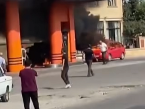Yanan maşını yanacaqdoldurma məntəqəsindən belə uzaqlaşdırdı - <span class="color_red">(Video)</span>