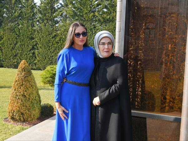 Əminə Ərdoğan Mehriban Əliyevanı təbrik edib