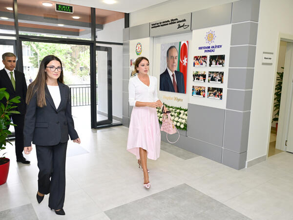 Birinci vitse-prezident Mehriban Əliyeva, qızları Leyla Əliyeva və Arzu Əliyeva Bakıda 352 saylı körpələr evi-uşaq bağçasının açılışında iştirak ediblər - (Foto)