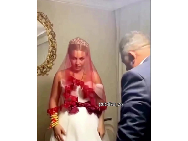 Gəlindən qayınatasının ayağını öpməsini istədi - <span class="color_red">(Video)</span>