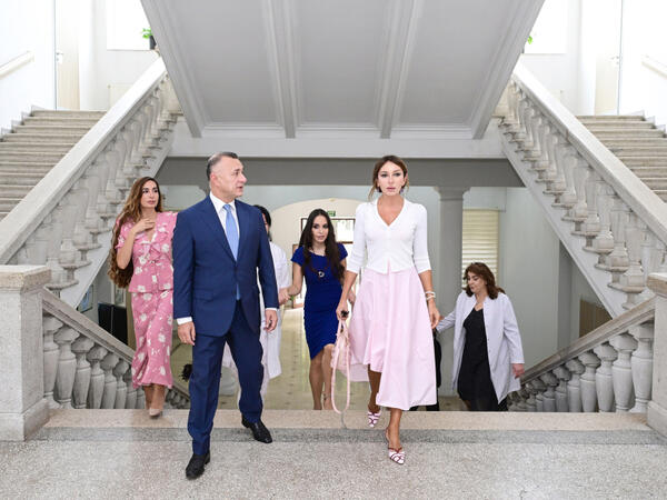 Birinci vitse-prezident Mehriban Əliyeva, qızları Leyla Əliyeva və Arzu Əliyeva Elmi-Tədqiqat Pediatriya İnstitutunu ziyarət ediblər - (Foto)