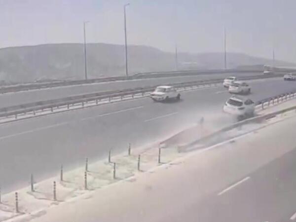 Sükan arxasında yuxuladı, avtomobili maneəyə çırpıldı – <span class="color_red">(Video)</span>