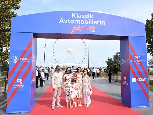 Leyla Əliyeva və Arzu Əliyeva klassik avtomobillərin yürüşü və sərgisini izləyiblər - <span class="color_red">(Foto)</span>