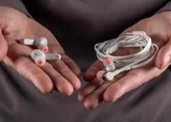 İnsanlar yenidən kabel qulaqlıqlara qayıdır: Səbəbi nədir?