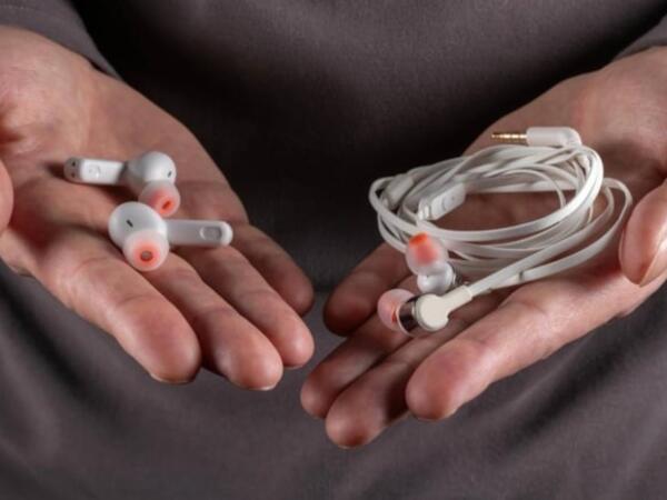 İnsanlar yenidən kabel qulaqlıqlara qayıdır: Səbəbi nədir?
