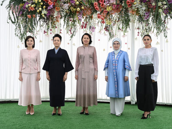Birinci xanım Mehriban Əliyeva Bişkekdə dekorativ-tətbiqi sənət ustalarının əl işlərindən ibarət sərgi ilə tanış olub - <span class="color_red">(Foto)</span>