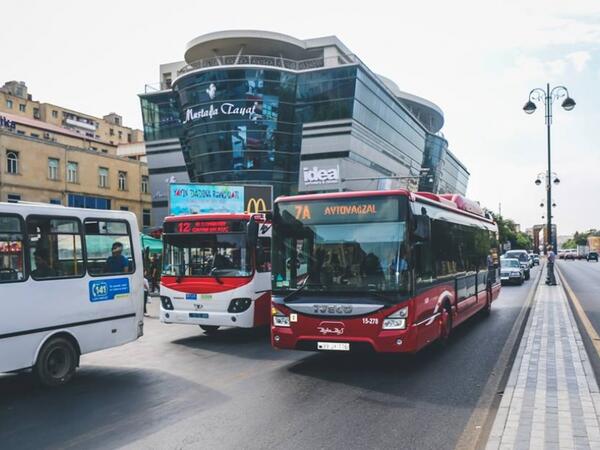 Bakıda sürücü sərnişinlərə küsdü, avtobusu sürməkdən imtina etdi - <span class="color_red">(Video)</span>