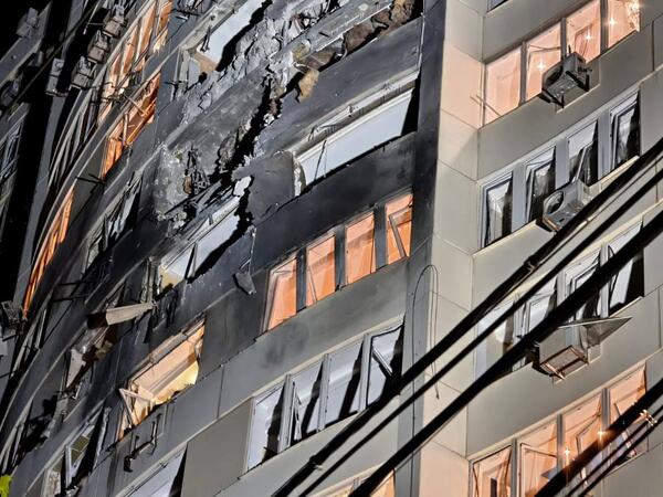Odessada yaşayış binası vuruldu: 17 yaralı var