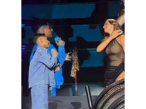 Hadisənin Antalya konsertində sürprizi: Onu səhnəyə çıxardı - <span class="color_red">(Video)</span>