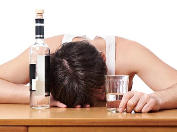 Alkoqol içənlərin beynində nə baş verir? - Alimlər səbəbini açıqladı