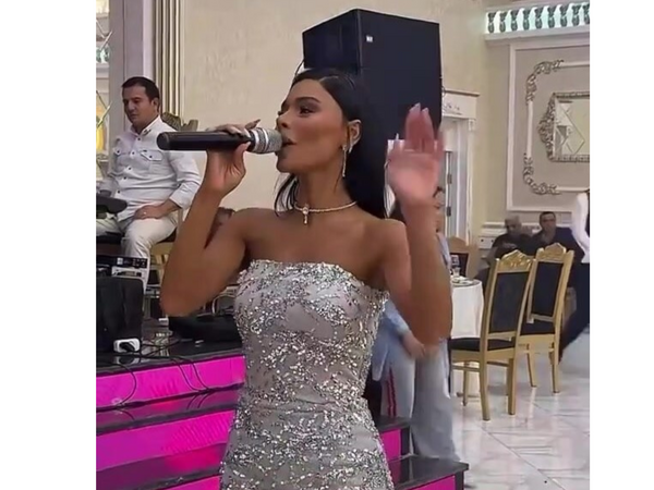 Aysunun toyda canlı ifası müzakirə yaratdı - <span class="color_red">(Video)</span>