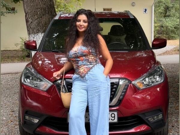 Xəyalə Quliyeva “Maşın şou”da qazandığı avtomobillə foto paylaşdı