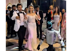 Toyda bu dəfə robot qol qaldırıb oynadı - <span class="color_red">(Video)</span>