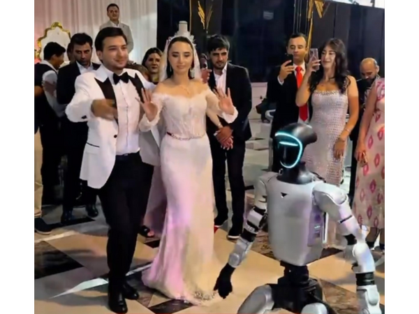 Toyda bu dəfə robot qol qaldırıb oynadı - <span class="color_red">(Video)</span>