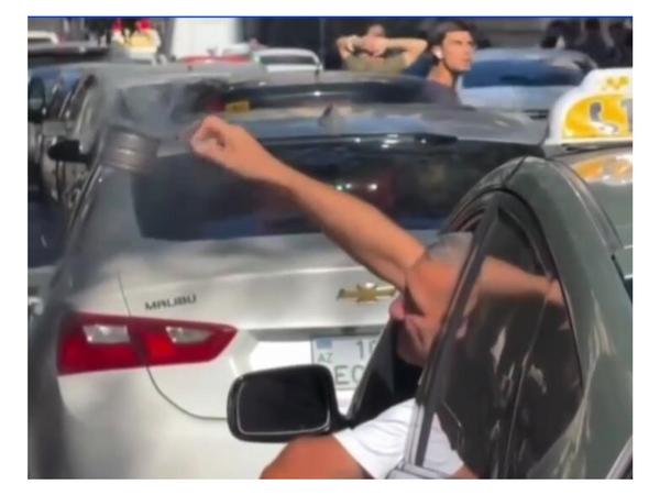 Bakıda tıxacda qalan taksi sürücüsü görün nə etdi - <span class="color_red">(Video)</span>