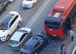 Yasamalda maşın sərnişin avtobusuna çırpıldı - <span class="color_red">(Video)</span>