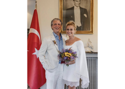 “Ürəyim yeniyetmə qızlar kimi döyünür” - 4-cü dəfə ərə gedən türk aktrisa - <span class="color_red">(Video)</span>