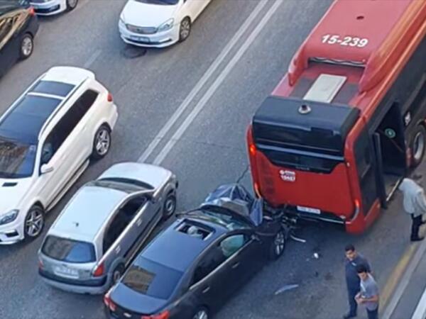 Yasamalda maşın sərnişin avtobusuna çırpıldı - <span class="color_red">(Video)</span>