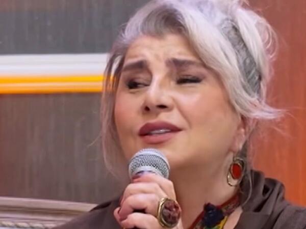 Türkiyəli aktrisa “Sənə də qalmaz” oxudu - <span class="color_red">(Video)</span>