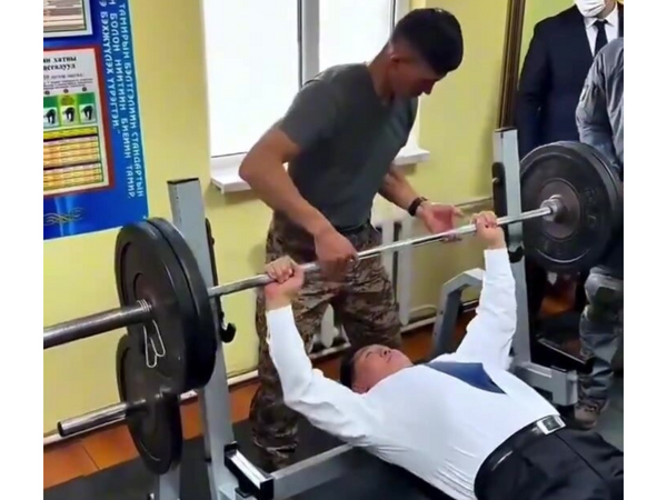 Monqolustan prezidenti 100 kiloqramlıq ştanqı 20 dəfə qaldırdı – <span class="color_red">(Video)</span>