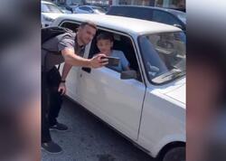 Qara Qarayev tıxacda qalan uşaqla selfi çəkdi - <span class="color_red">(Video)</span>