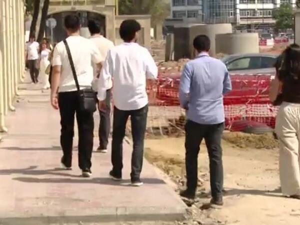 Tələbələr dərsə getmək üçün beton maneələri aşırlar - <span class="color_red">(Video)</span>