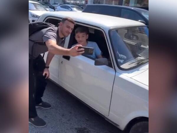 Qara Qarayev tıxacda qalan uşaqla selfi çəkdi - <span class="color_red">(Video)</span>