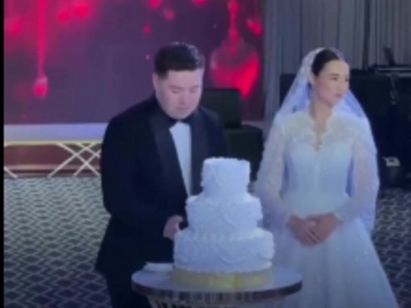 Toyda bəy əsəbləşərək tortu yerə çırpdı - <span class="color_red">(Video)</span>