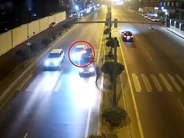 Bakıda avtomobil alovlandı, 4 nəfər son anda canını qurtardı - <span class="color_red">(Video)</span>