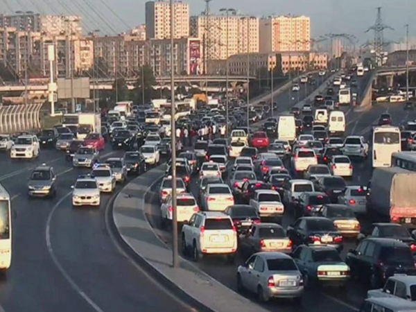 Sürücülərin diqqətinə: Bu yolda avtobus zolağının saatı artırıldı