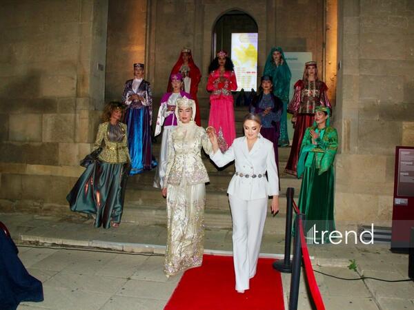 İlk “Milli Geyimlər Günü” festivalı çərçivəsində Gülnarə Xəlilovanın kolleksiyası təqdim olunub - <span class="color_red">(Foto)</span>