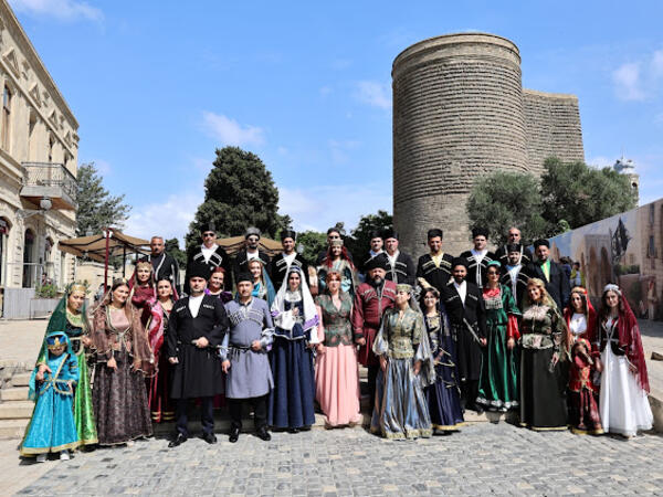 Yüzlərlə milli obraz bir gündə: İçərişəhərdə “Milli Geyimlər Günü” keçirildi