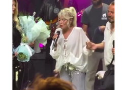 Ajda Pekkan səhnədə göz yaşları tökdü - <span class="color_red">(Video)</span>