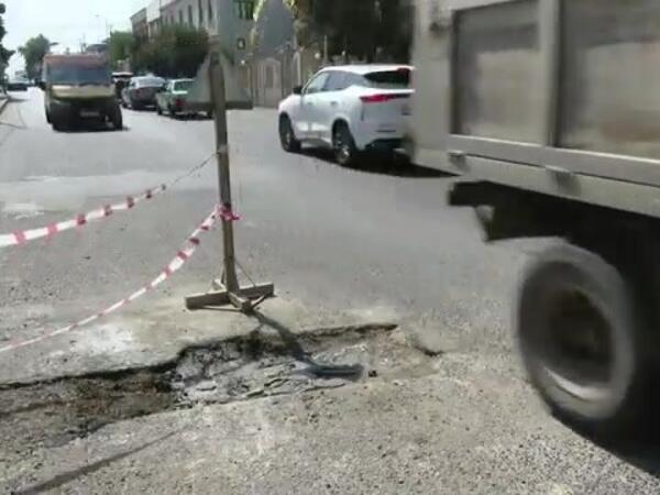 Bakıda ildə 3-4 dəfə təmir olunan yol yenə çökdü - <span class="color_red">(Video)</span>