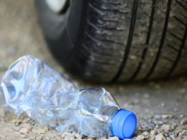 Avtomobilinizin təkərinə plastik butulka ilişibsə əsla düşməyin