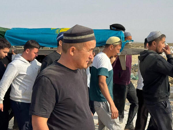 Xəzərdə həlak olan qazaxıstanlı hərbçilərlə vida mərasimi keçirilib
