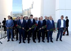 Diasporla İş üzrə Dövlət Komitəsinin əməkdaşları və xaricdəki soydaşlarımız Zəfər parkını ziyarət ediblər - <span class="color_red">(Foto)</span>