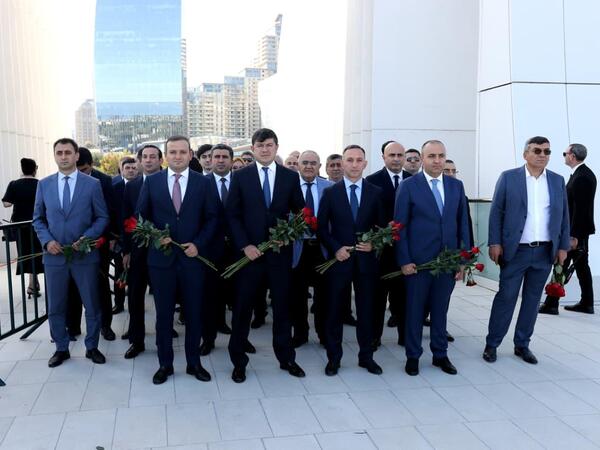 Diasporla İş üzrə Dövlət Komitəsinin əməkdaşları və xaricdəki soydaşlarımız Zəfər parkını ziyarət ediblər - <span class="color_red">(Foto)</span>