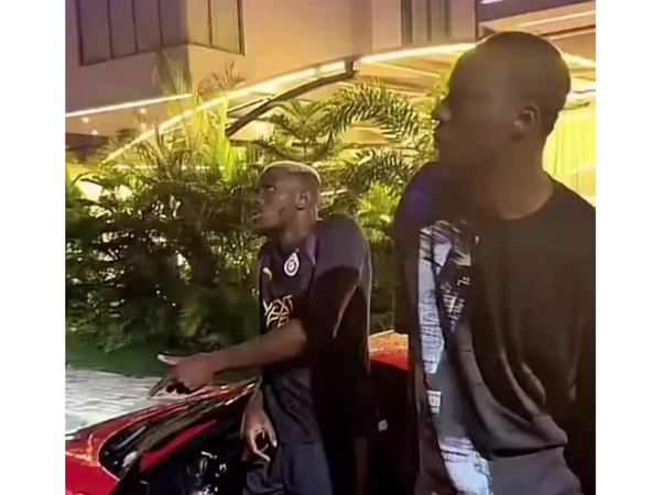 Osimhen 1,2 milyonluq "ferrari"si ilə diqqət çəkdi - <span class="color_red">(Video)</span>